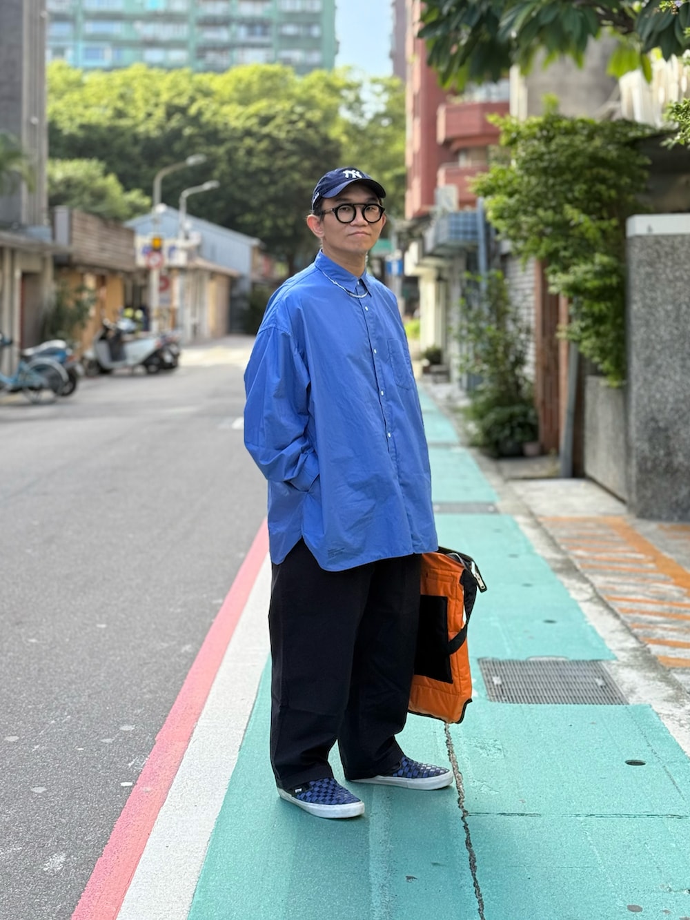 ブルー系のシャツ/ブラウス、ブルー系のチノパンツ、ブルー系のスニーカーを着用したメンズの秋コーディネートの5枚目の写真