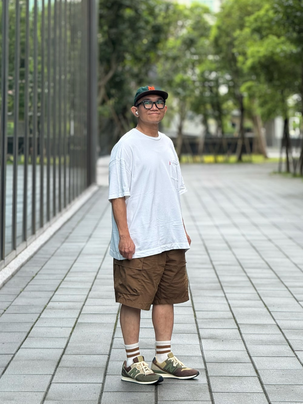 「Levi's、BEAMS、UNIQLO、New Balance、NEW ERA、ootd、wiwt、streetstyle、streetfashion、menswear」｜「Levi'sのアイテム（Tシャツ/カットソー、ホワイト系）」を使った、Colorholic manさん（メンズ・172cm）の夏コーディネートの3枚目の写真