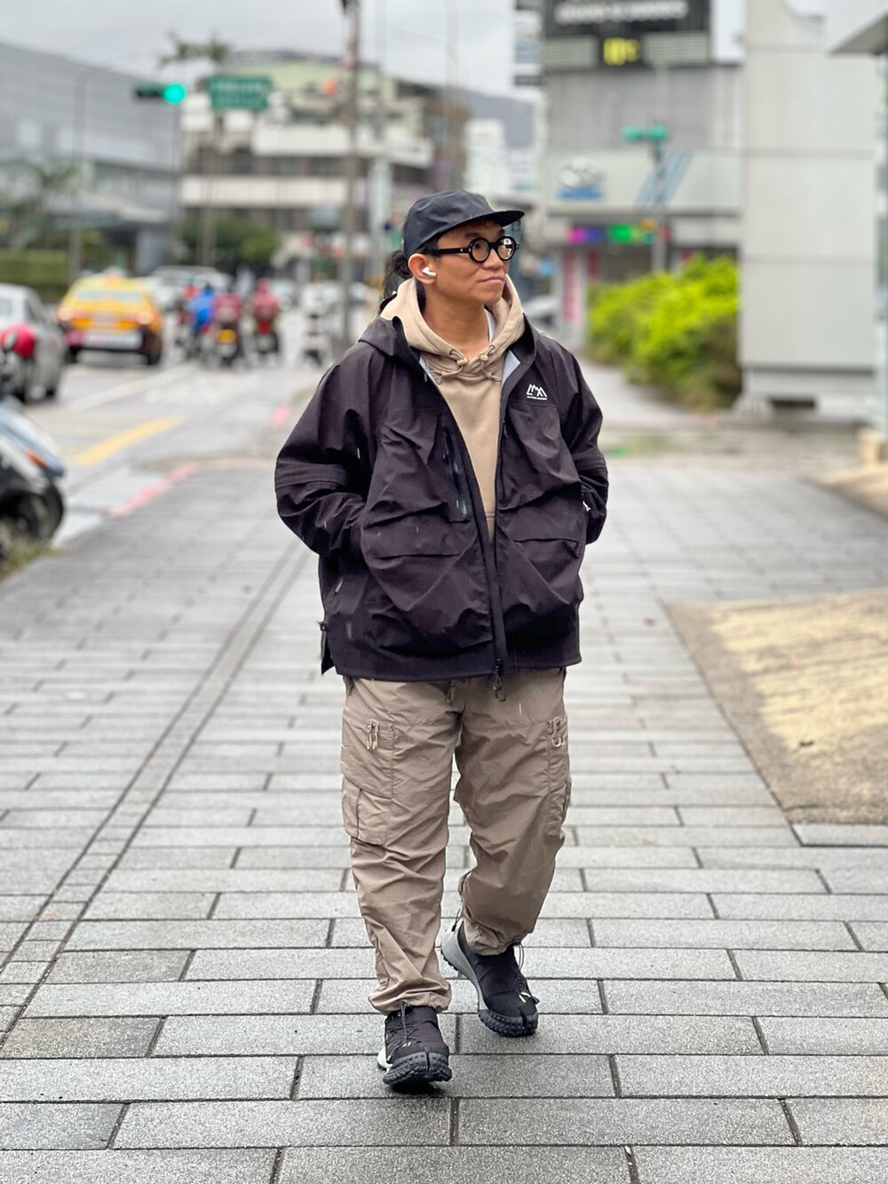「CMF Outdoor Garment、COMFY OUTDOOR GARMENT

、NIKE、nike acg、UNIQLO、UNIQLO U、ootd、wiwt、streetstyle、streetfashion、menswear、冬アウター、スニーカーコーデ、スニーカー、アウトドアスタイル」｜「UNIQLOのアイテム（キャップ、ブラック系）」を使った、Colorholic manさん（メンズ・172cm）の冬コーディネートの4枚目の写真