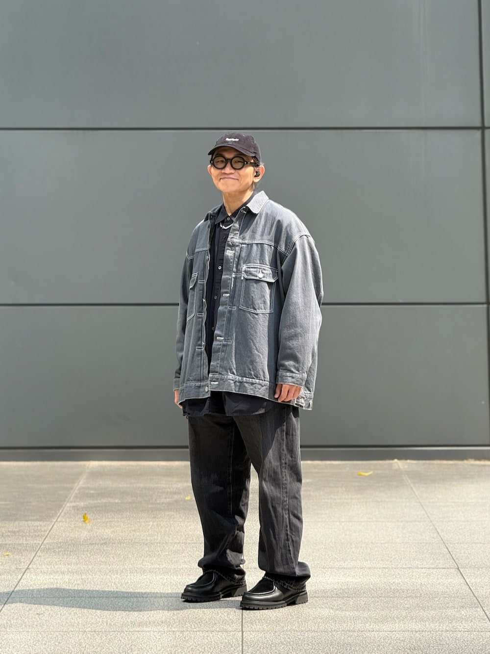 グレー系のデニムジャケット、グレー系のチノパンツ、ブラック系のその他シューズを着用したメンズの春コーディネートの3枚目の写真