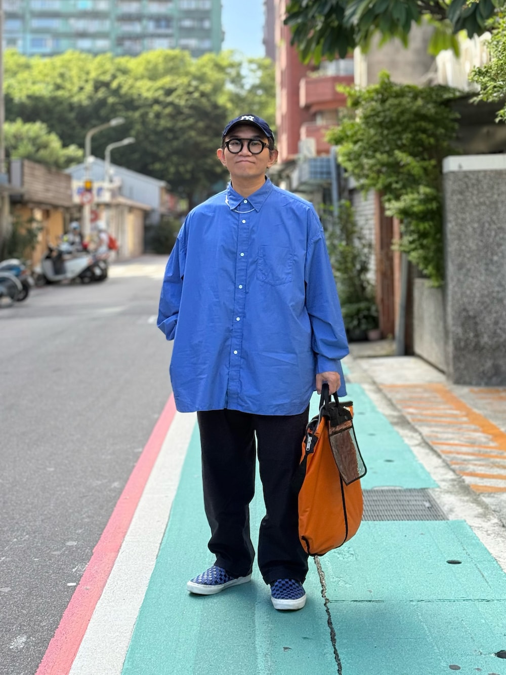 ブルー系のシャツ/ブラウス、ブルー系のチノパンツ、ブルー系のスニーカーを着用したメンズの秋コーディネートの2枚目の写真