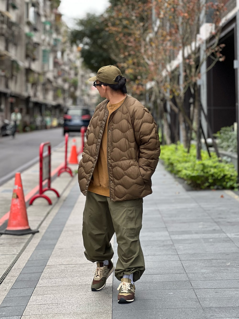 「UNIQLO、White Mountaineering、Liberaiders、GU、New Balance、BEAMS、HUMAN MADE、ootd、streetstyle、streetfashion、menswear、スニーカーコーデ、スニーカー、ミリタリー、ニューバランス」｜「Liberaidersのアイテム（スウェット、グリーン系）」を使った、Colorholic manさん（メンズ・172cm）の冬コーディネートの5枚目の写真