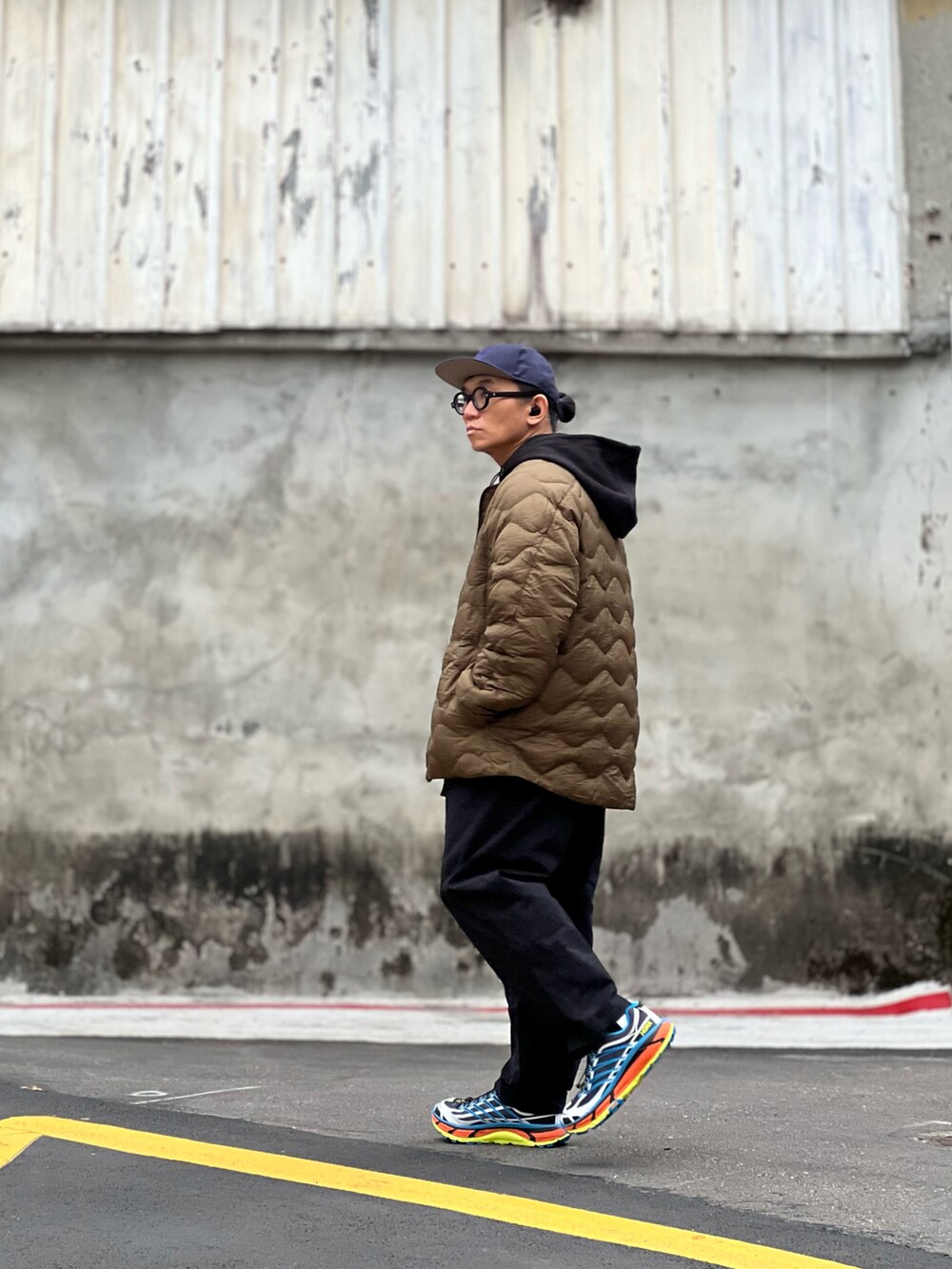 「UNIQLO、White Mountaineering、BEAMS、beams plus、HOKAONEONE、south2west8、ootd、streetstyle、streetfashion、menswear、ストリート、カジュアル」｜「ADER errorのアイテム（パーカー、その他）」を使った、Colorholic manさん（メンズ・172cm）の冬コーディネートの5枚目の写真