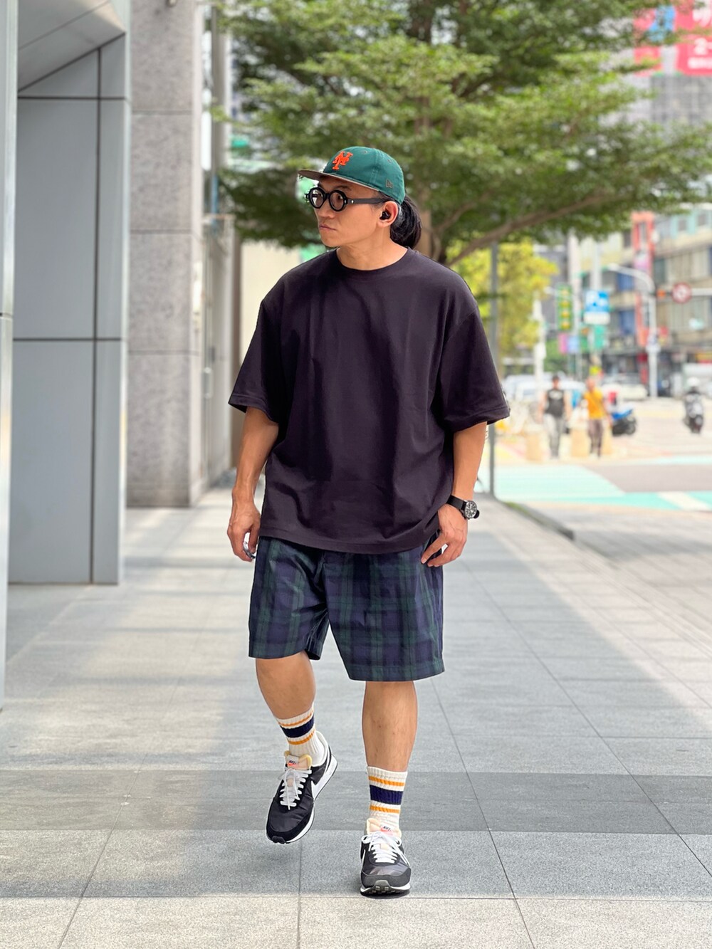 「UNIQLO、BEAMS、NIKE、NEW ERA、ootd、streetstyle、streetfashion、menswear、ストリートコーデ、スニーカーコーデ、スニーカー、ストリート」｜「BEAMSのアイテム（その他パンツ、グリーン系）」を使った、Colorholic manさん（メンズ・172cm）の夏コーディネートの3枚目の写真