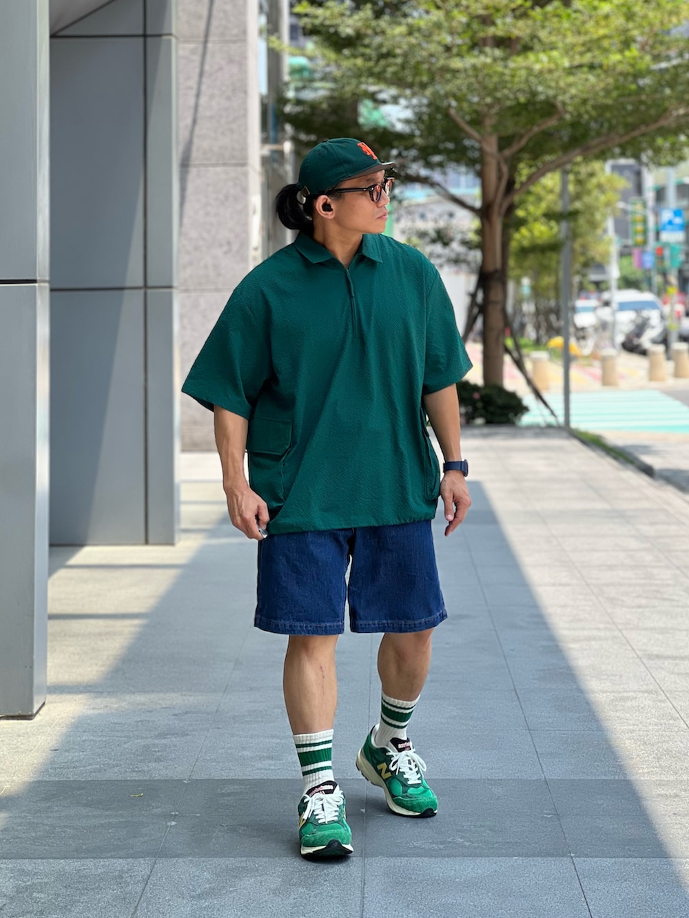 「top basics、GRAMICCI、New Balance、NEW ERA、BEAMS、CITYBOY、ootd、streetstyle、streetfashion、menswear、ストリート、スニーカーコーデ、ストリートコーデ、夏セールで買いました」｜「top basicsのアイテム（アンサンブル、グリーン系）」を使った、Colorholic manさん（メンズ・172cm）の夏コーディネートの3枚目の写真
