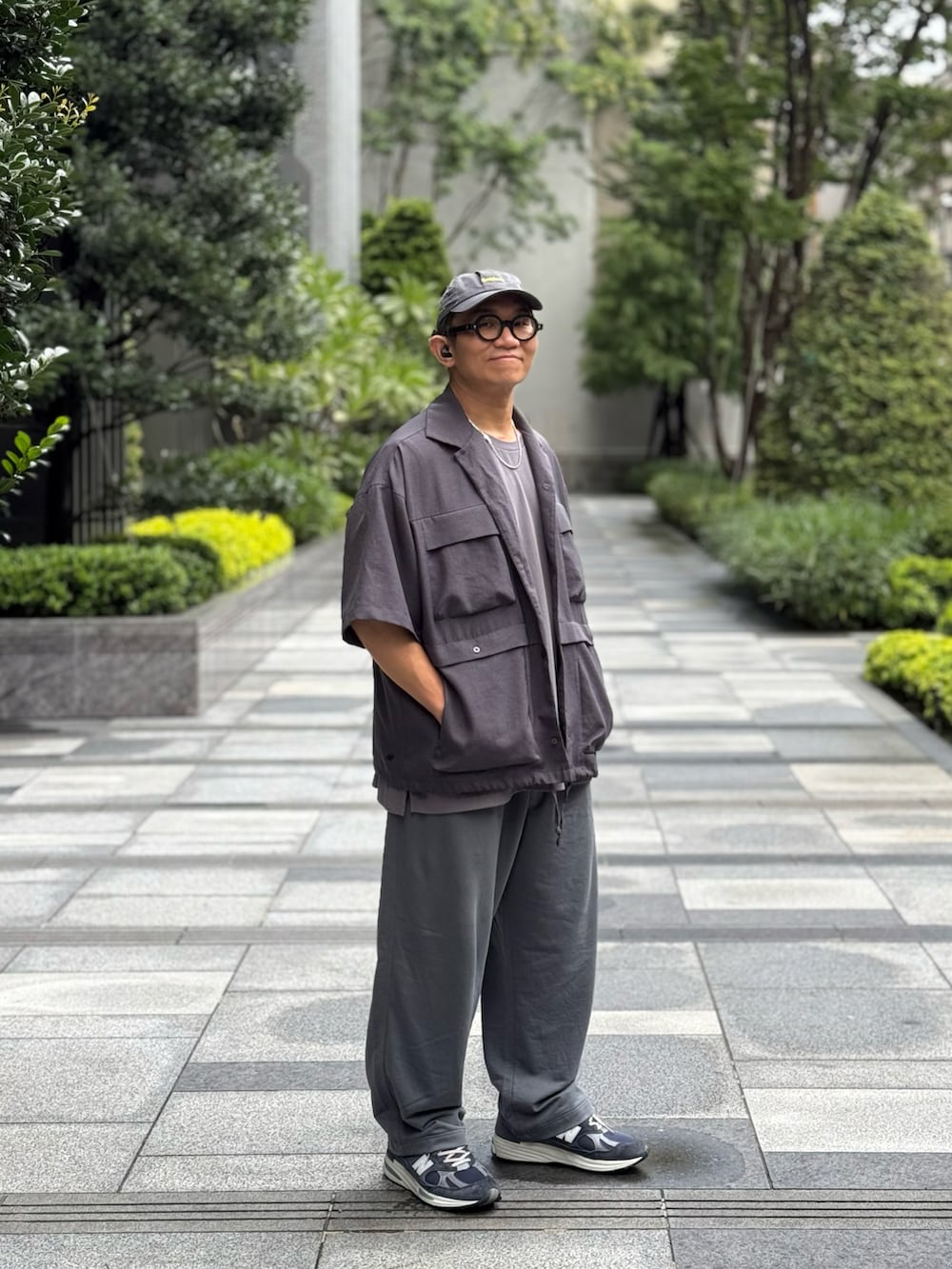 「New Balance、UNIQLO、FreshService、wiwt、ootd、streetstyle、streetfashion、menswear」｜「UNIQLOのアイテム（チノパンツ、グレー系）」を使った、Colorholic manさん（メンズ・172cm）の夏コーディネートの4枚目の写真