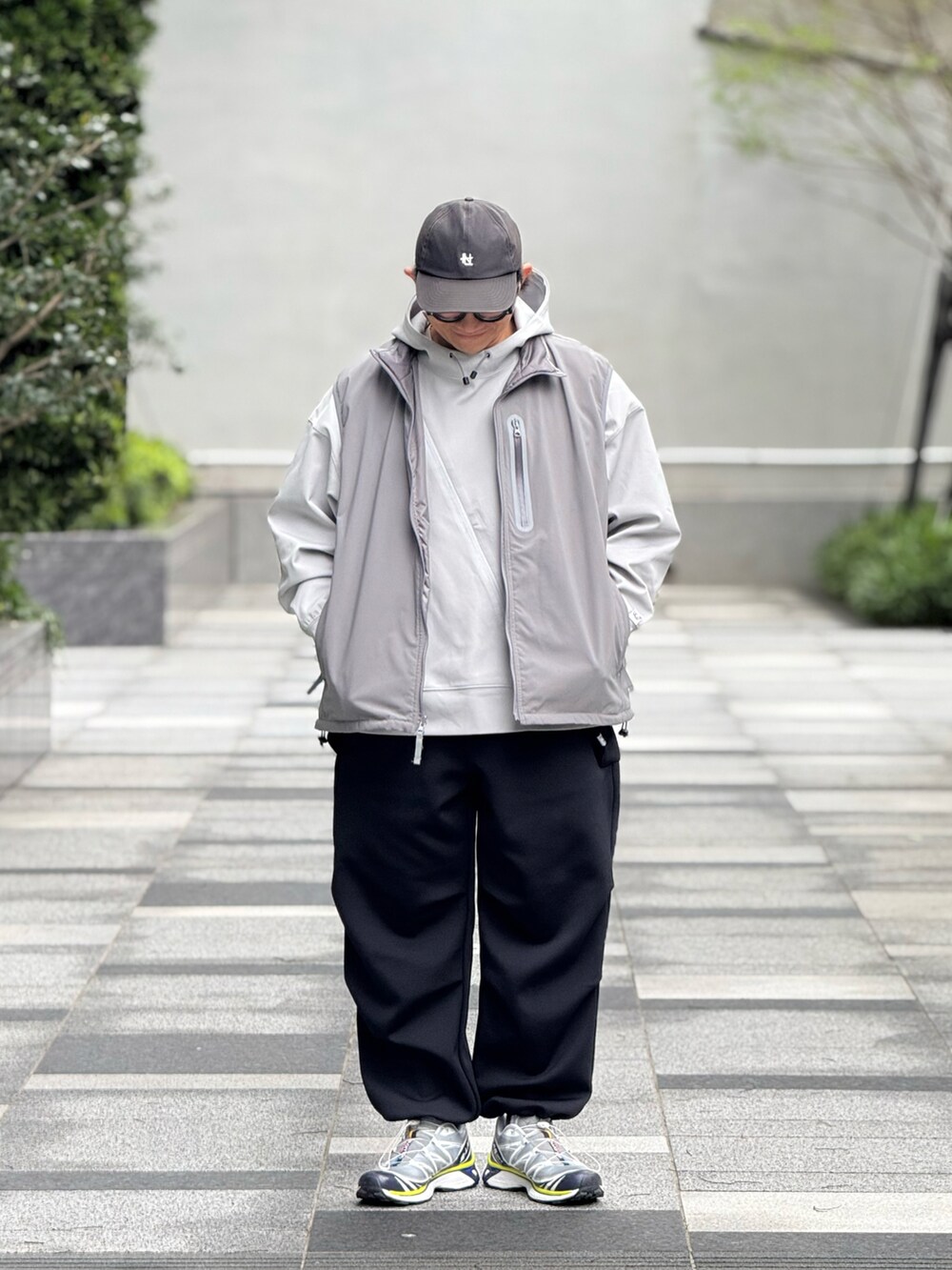 「BEAMS、CMF Outdoor Garment、COMFY OUTDOOR GARMENT

、SALOMON、nanamica、ootd、wiwt、streetstyle、streetfashion、menswear、カジュアルコーデ、グレー、春服コーデ、ストリートコーデ、スウェットコーデ」｜「nanamicaのアイテム（キャップ、ブラック系）」を使った、Colorholic manさん（メンズ・172cm）の春コーディネートの4枚目の写真