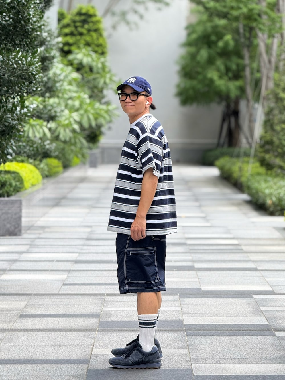 「FreshService、BEAMS、New Balance、jcrew、NEW ERA、MoMA、ootd、wiwt、streetstyle、streetfashion、menswear」｜「FreshServiceのアイテム（Tシャツ/カットソー、グレー系）」を使った、Colorholic manさん（メンズ・172cm）の夏コーディネートの3枚目の写真