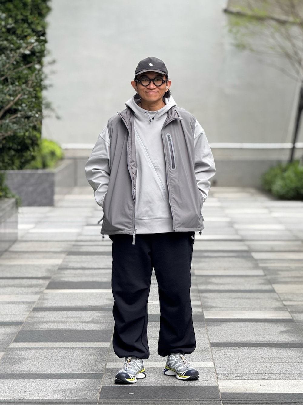「BEAMS、CMF Outdoor Garment、COMFY OUTDOOR GARMENT

、SALOMON、nanamica、ootd、wiwt、streetstyle、streetfashion、menswear、カジュアルコーデ、グレー、春服コーデ、ストリートコーデ、スウェットコーデ」｜「nanamicaのアイテム（キャップ、ブラック系）」を使った、Colorholic manさん（メンズ・172cm）の春コーディネートの3枚目の写真
