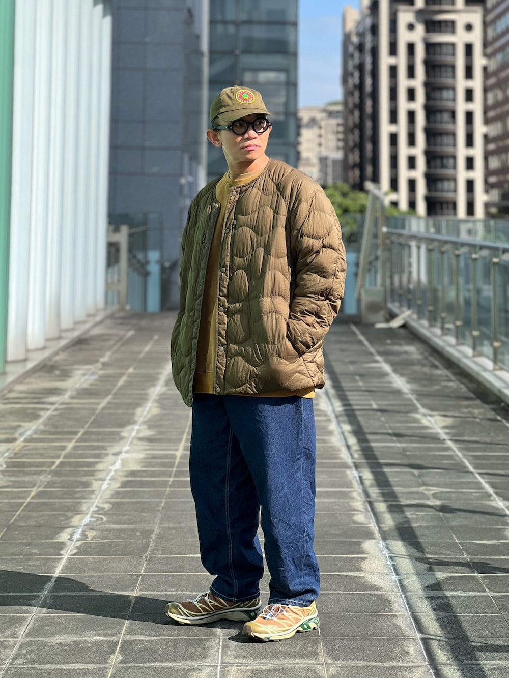 「UNIQLO、White Mountaineering、Liberaiders、BEAMS、SALOMON、HUMAN MADE、ootd、streetstyle、streetfashion、menswear、秋冬コーデ、休日スタイル、スニーカーコーデ、ストリート、ストリートコーデ」｜「UNIQLOのアイテム（ダウンジャケット/コート、グリーン系）」を使った、Colorholic manさん（メンズ・172cm）の秋コーディネートの4枚目の写真