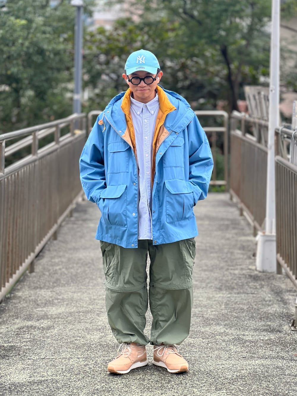 「THE NORTH FACE PURPLE LABEL、UNIQLO、BEAMS、ssz、NEW ERA、MoMA、adidas originals、END、ootd、wiwt、メガネ男子、ストリートコーデ、ファッションを楽しもう」｜「THE NORTH FACE PURPLE LABELのアイテム（トレンチコート、ブルー系）」を使った、Colorholic manさん（メンズ・172cm）の冬コーディネートの2枚目の写真