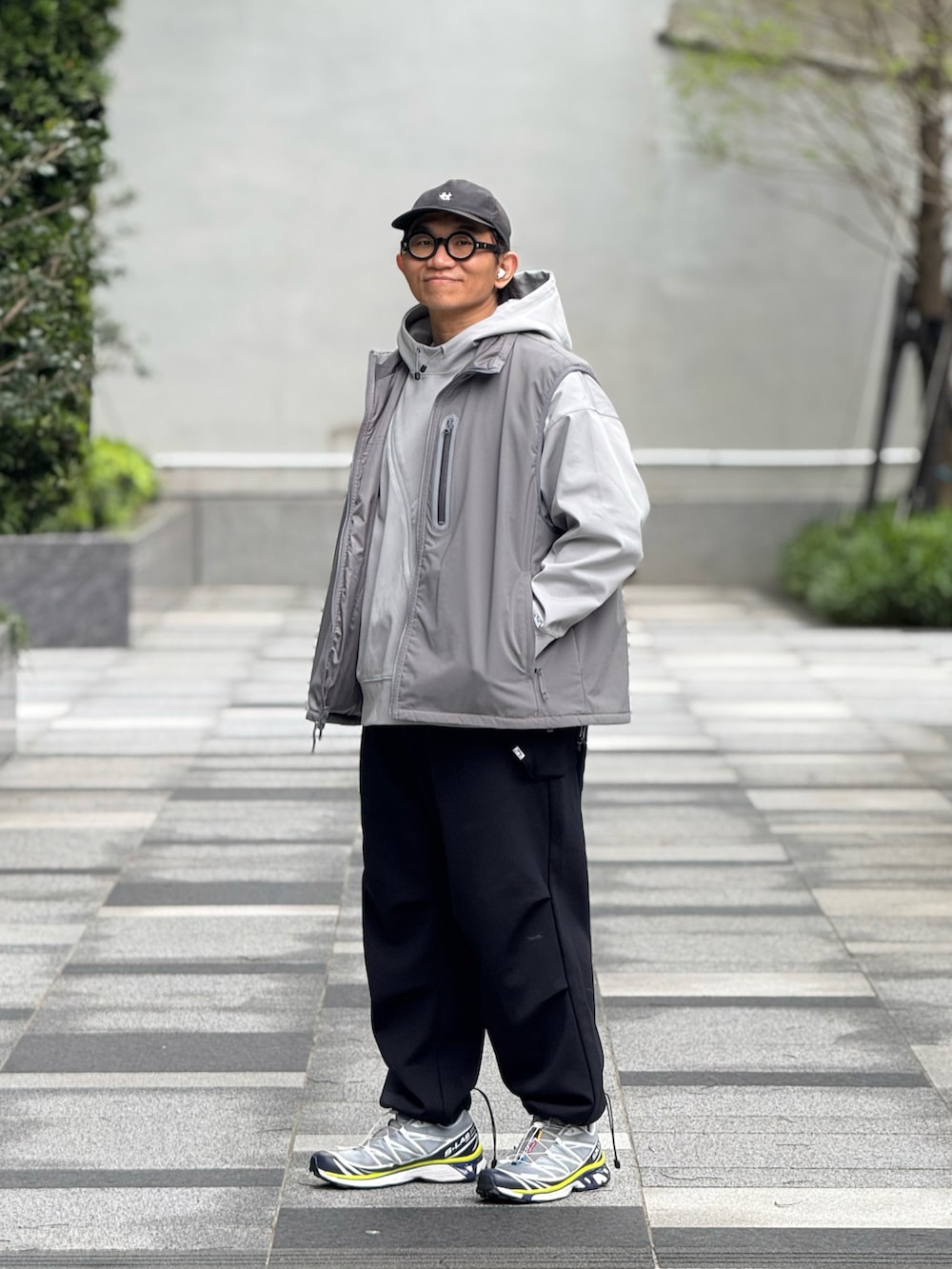「BEAMS、CMF Outdoor Garment、COMFY OUTDOOR GARMENT

、SALOMON、nanamica、ootd、wiwt、streetstyle、streetfashion、menswear、カジュアルコーデ、グレー、春服コーデ、ストリートコーデ、スウェットコーデ」｜「nanamicaのアイテム（キャップ、ブラック系）」を使った、Colorholic manさん（メンズ・172cm）の春コーディネートの5枚目の写真