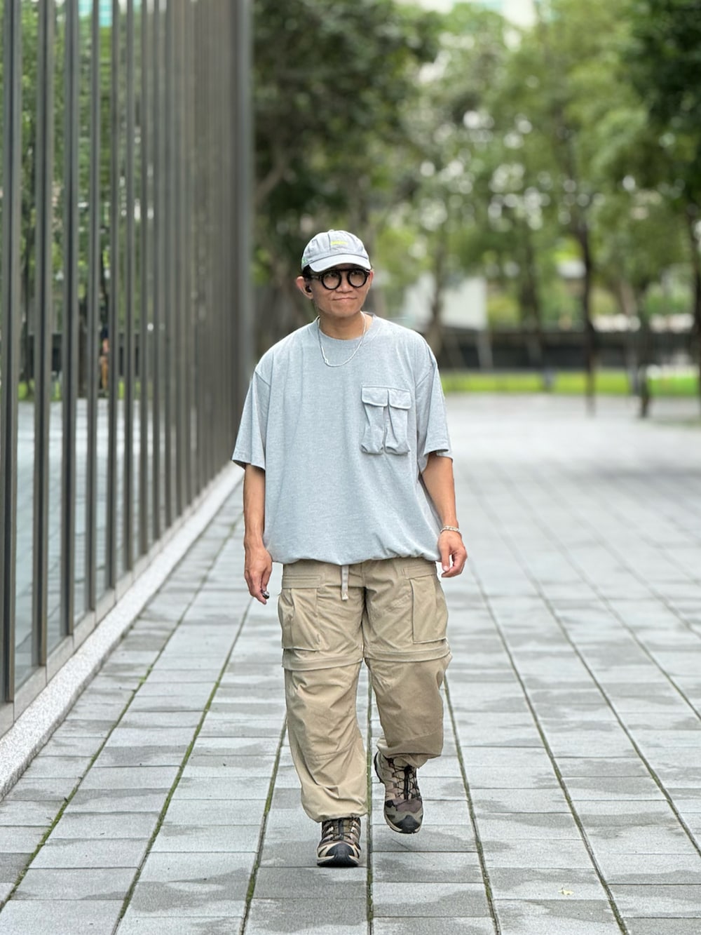 グレー系のTシャツ/カットソー、ベージュ系のチノパンツ、グリーン系のスニーカーを着用したメンズの夏コーディネートの5枚目の写真