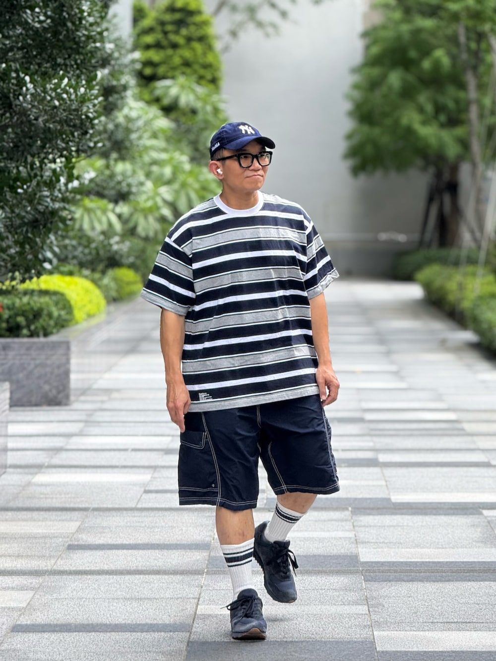 「FreshService、BEAMS、New Balance、jcrew、NEW ERA、MoMA、ootd、wiwt、streetstyle、streetfashion、menswear」｜「FreshServiceのアイテム（Tシャツ/カットソー、グレー系）」を使った、Colorholic manさん（メンズ・172cm）の夏コーディネートの4枚目の写真