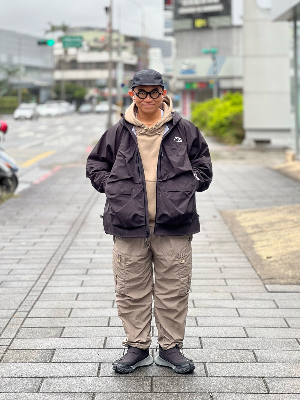 「CMF Outdoor Garment、COMFY OUTDOOR GARMENT

、NIKE、nike acg、UNIQLO、UNIQLO U、ootd、wiwt、streetstyle、streetfashion、menswear、冬アウター、スニーカーコーデ、スニーカー、アウトドアスタイル」｜「UNIQLOのアイテム（キャップ、ブラック系）」を使った、Colorholic manさん（メンズ・172cm）の冬コーディネートの2枚目の写真