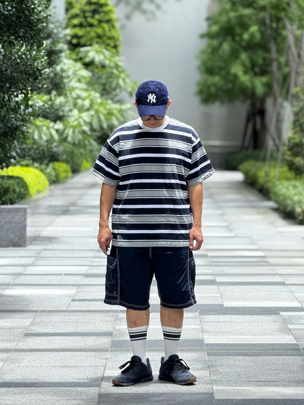 「FreshService、BEAMS、New Balance、jcrew、NEW ERA、MoMA、ootd、wiwt、streetstyle、streetfashion、menswear」｜「FreshServiceのアイテム（Tシャツ/カットソー、グレー系）」を使った、Colorholic manさん（メンズ・172cm）の夏コーディネートの2枚目の写真