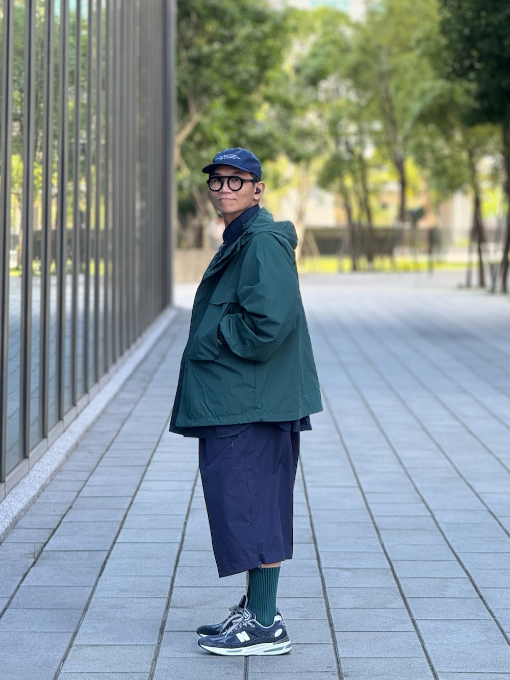 ブルー系のシャツ/ブラウス、グリーン系のマウンテンパーカー、ブルー系のカーゴパンツを着用したメンズの冬コーディネートの5枚目の写真