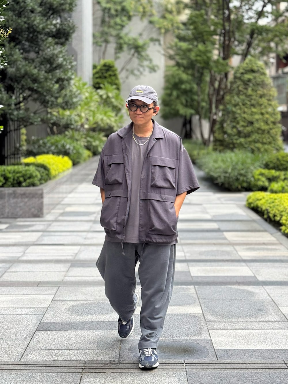「New Balance、UNIQLO、FreshService、wiwt、ootd、streetstyle、streetfashion、menswear」｜「UNIQLOのアイテム（チノパンツ、グレー系）」を使った、Colorholic manさん（メンズ・172cm）の夏コーディネートの3枚目の写真