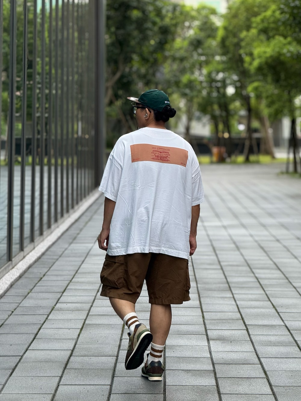 「Levi's、BEAMS、UNIQLO、New Balance、NEW ERA、ootd、wiwt、streetstyle、streetfashion、menswear」｜「Levi'sのアイテム（Tシャツ/カットソー、ホワイト系）」を使った、Colorholic manさん（メンズ・172cm）の夏コーディネートの5枚目の写真