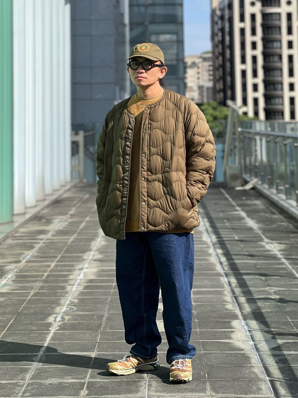 「UNIQLO、White Mountaineering、Liberaiders、BEAMS、SALOMON、HUMAN MADE、ootd、streetstyle、streetfashion、menswear、秋冬コーデ、休日スタイル、スニーカーコーデ、ストリート、ストリートコーデ」｜「UNIQLOのアイテム（ダウンジャケット/コート、グリーン系）」を使った、Colorholic manさん（メンズ・172cm）の秋コーディネートの3枚目の写真