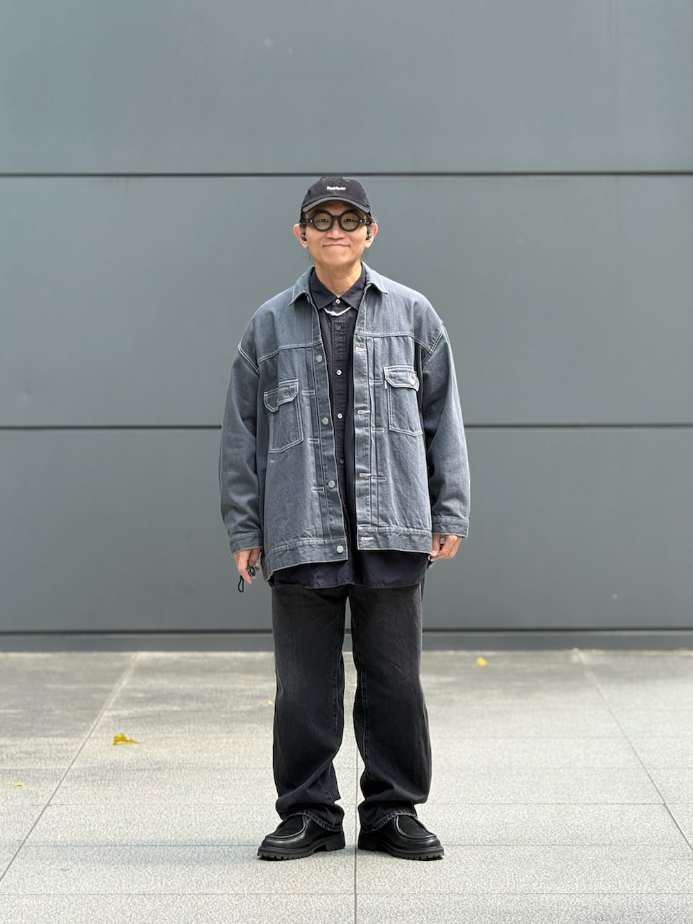 グレー系のデニムジャケット、グレー系のチノパンツ、ブラック系のその他シューズを着用したメンズの春コーディネートの2枚目の写真