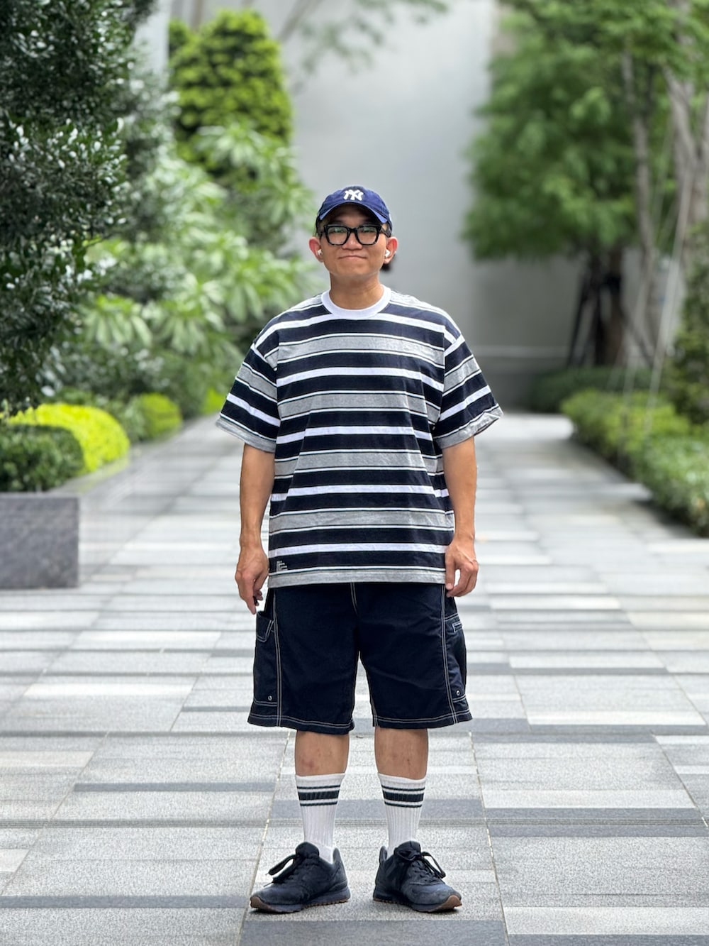 「FreshService、BEAMS、New Balance、jcrew、NEW ERA、MoMA、ootd、wiwt、streetstyle、streetfashion、menswear」｜「FreshServiceのアイテム（Tシャツ/カットソー、グレー系）」を使った、Colorholic manさん（メンズ・172cm）の夏コーディネートの5枚目の写真