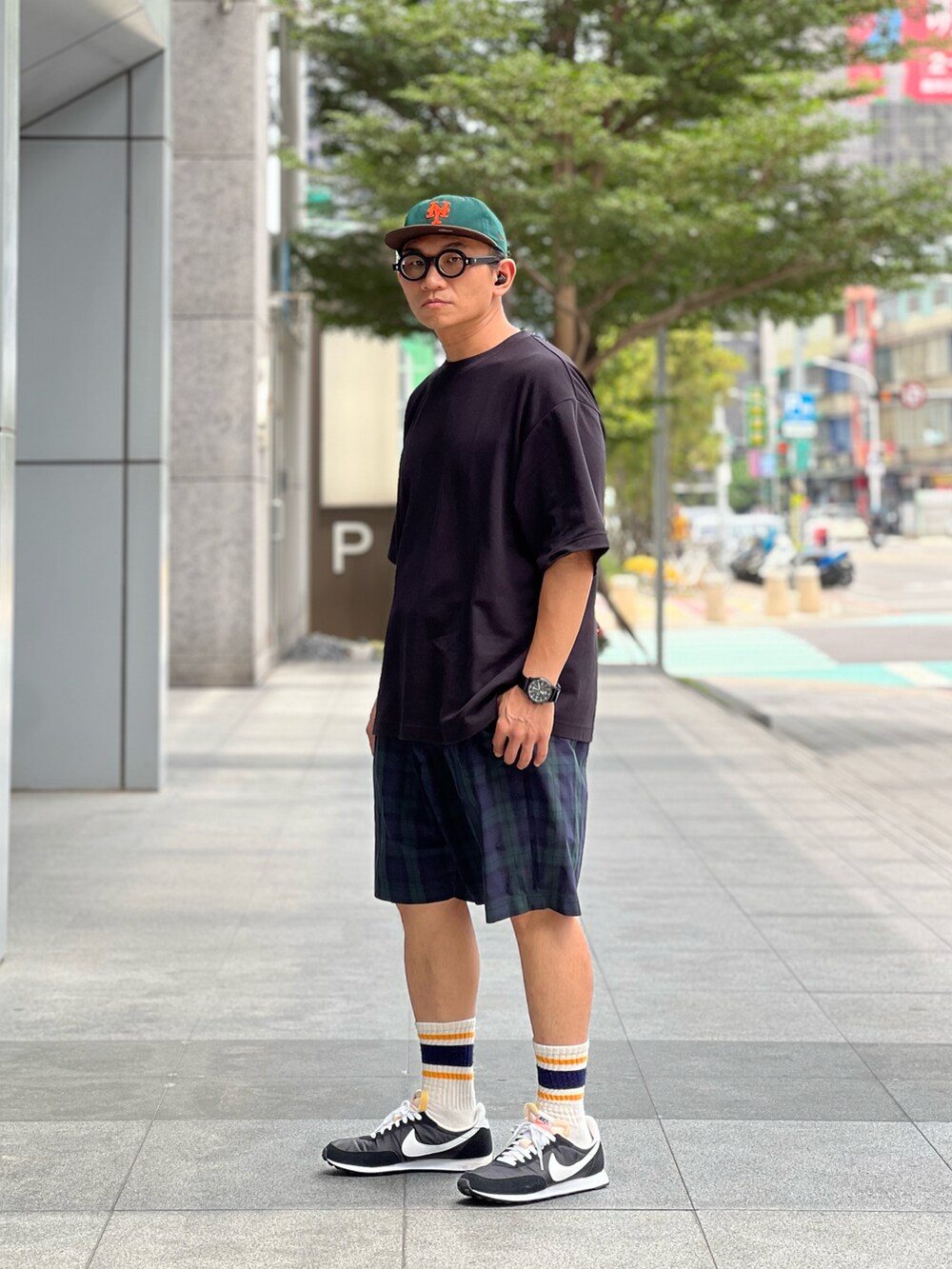 「UNIQLO、BEAMS、NIKE、NEW ERA、ootd、streetstyle、streetfashion、menswear、ストリートコーデ、スニーカーコーデ、スニーカー、ストリート」｜「BEAMSのアイテム（その他パンツ、グリーン系）」を使った、Colorholic manさん（メンズ・172cm）の夏コーディネートの2枚目の写真