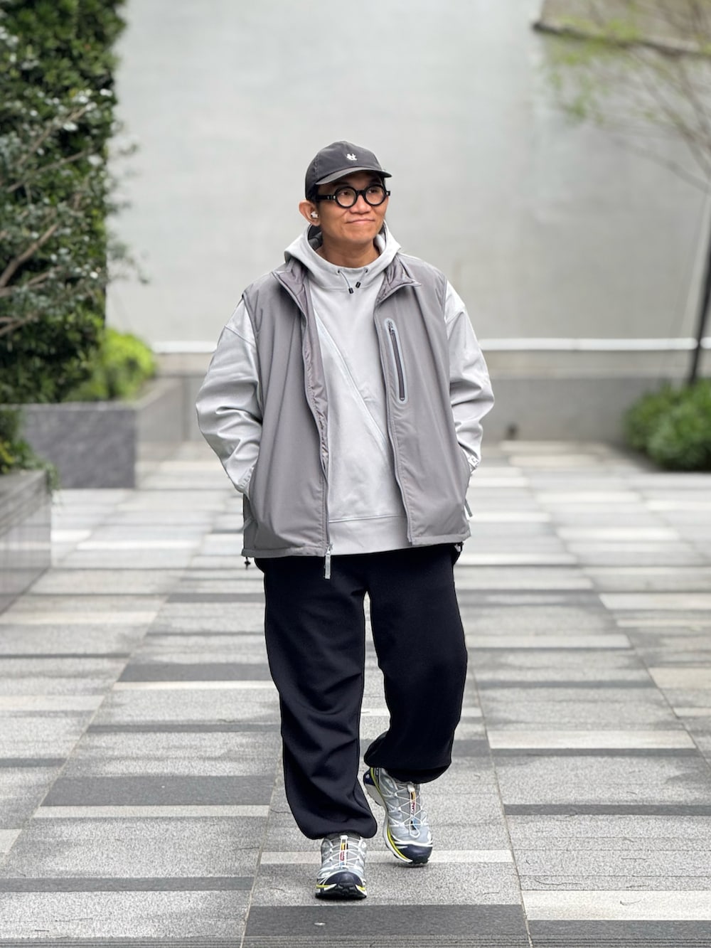 「BEAMS、CMF Outdoor Garment、COMFY OUTDOOR GARMENT

、SALOMON、nanamica、ootd、wiwt、streetstyle、streetfashion、menswear、カジュアルコーデ、グレー、春服コーデ、ストリートコーデ、スウェットコーデ」｜「nanamicaのアイテム（キャップ、ブラック系）」を使った、Colorholic manさん（メンズ・172cm）の春コーディネートの2枚目の写真