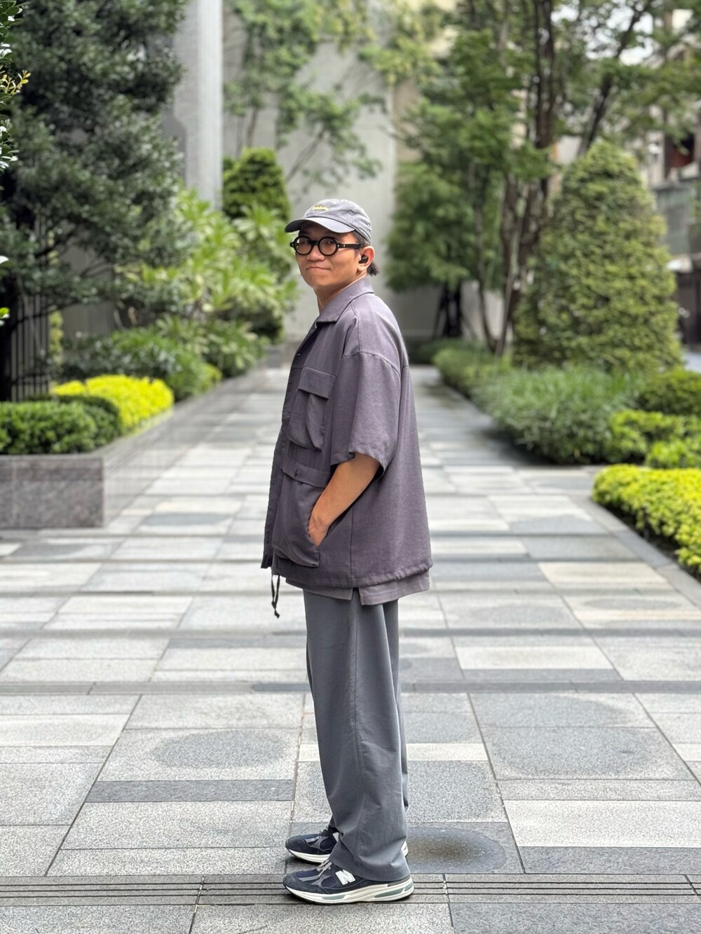「New Balance、UNIQLO、FreshService、wiwt、ootd、streetstyle、streetfashion、menswear」｜「UNIQLOのアイテム（チノパンツ、グレー系）」を使った、Colorholic manさん（メンズ・172cm）の夏コーディネートの5枚目の写真