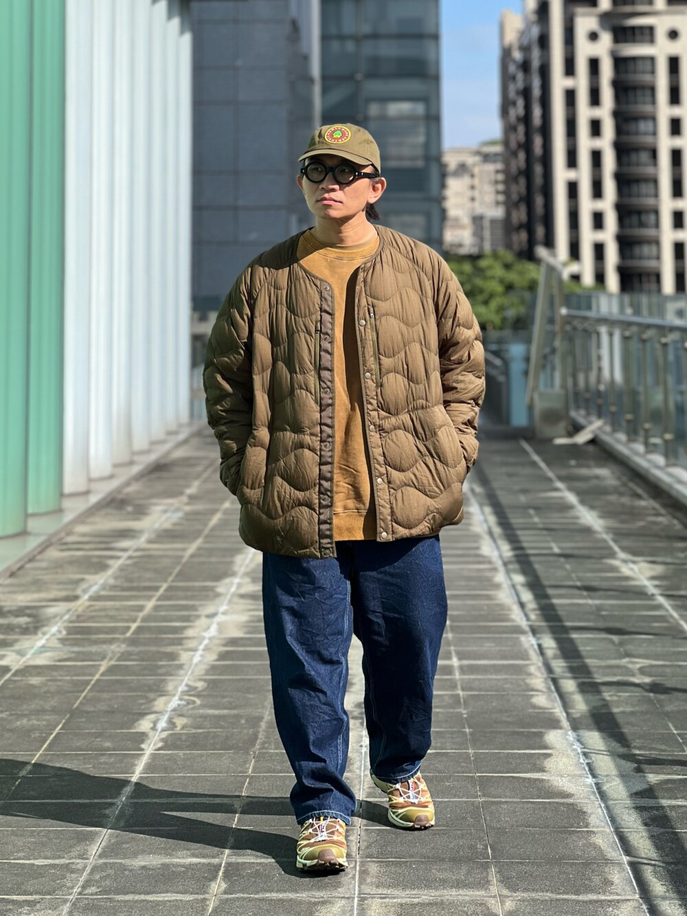 「UNIQLO、White Mountaineering、Liberaiders、BEAMS、SALOMON、HUMAN MADE、ootd、streetstyle、streetfashion、menswear、秋冬コーデ、休日スタイル、スニーカーコーデ、ストリート、ストリートコーデ」｜「UNIQLOのアイテム（ダウンジャケット/コート、グリーン系）」を使った、Colorholic manさん（メンズ・172cm）の秋コーディネートの5枚目の写真