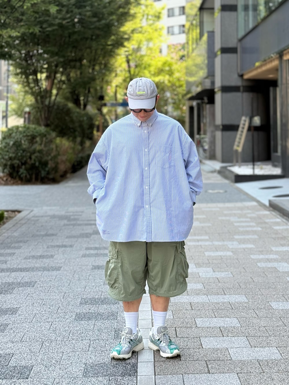 「FreshService、BEAMS、ssz、asics、wiwt、ootd、streetstyle、streetfashion、menswear」｜「BEAMSのアイテム（その他パンツ、グリーン系）」を使った、Colorholic manさん（メンズ・172cm）の秋コーディネートの4枚目の写真