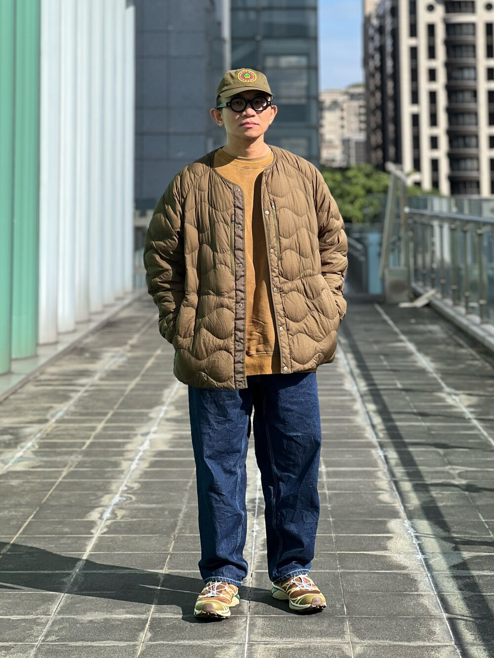 「UNIQLO、White Mountaineering、Liberaiders、BEAMS、SALOMON、HUMAN MADE、ootd、streetstyle、streetfashion、menswear、秋冬コーデ、休日スタイル、スニーカーコーデ、ストリート、ストリートコーデ」｜「UNIQLOのアイテム（ダウンジャケット/コート、グリーン系）」を使った、Colorholic manさん（メンズ・172cm）の秋コーディネートの2枚目の写真