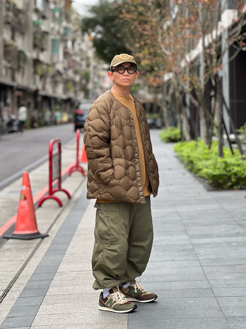 「UNIQLO、White Mountaineering、Liberaiders、GU、New Balance、BEAMS、HUMAN MADE、ootd、streetstyle、streetfashion、menswear、スニーカーコーデ、スニーカー、ミリタリー、ニューバランス」｜「Liberaidersのアイテム（スウェット、グリーン系）」を使った、Colorholic manさん（メンズ・172cm）の冬コーディネートの4枚目の写真