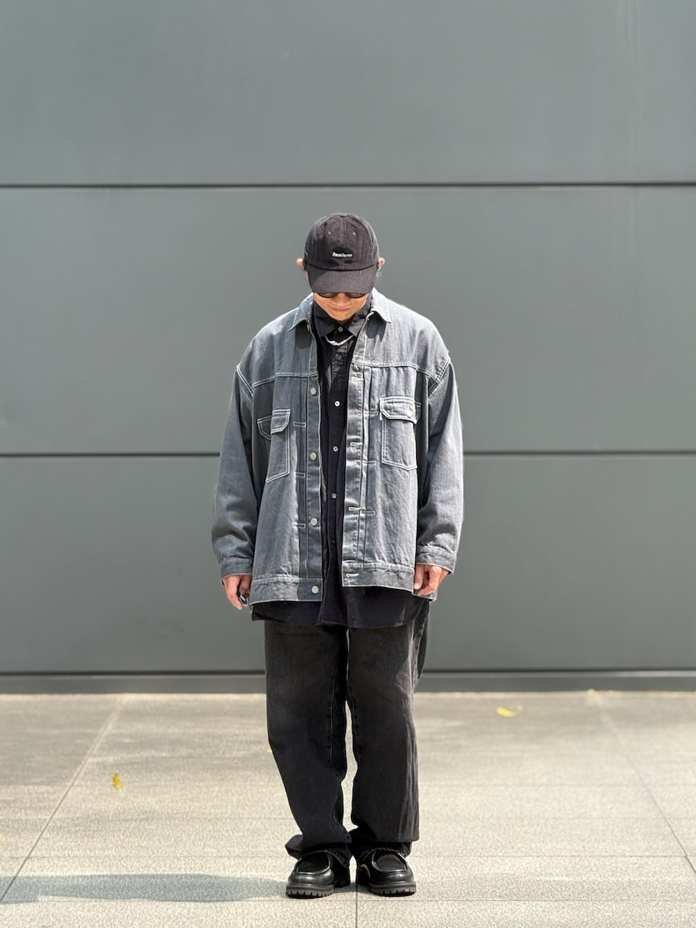 グレー系のデニムジャケット、グレー系のチノパンツ、ブラック系のその他シューズを着用したメンズの春コーディネートの5枚目の写真