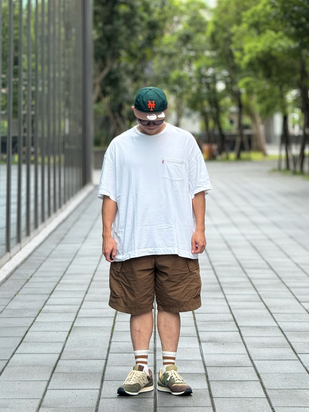 「Levi's、BEAMS、UNIQLO、New Balance、NEW ERA、ootd、wiwt、streetstyle、streetfashion、menswear」｜「Levi'sのアイテム（Tシャツ/カットソー、ホワイト系）」を使った、Colorholic manさん（メンズ・172cm）の夏コーディネートの4枚目の写真