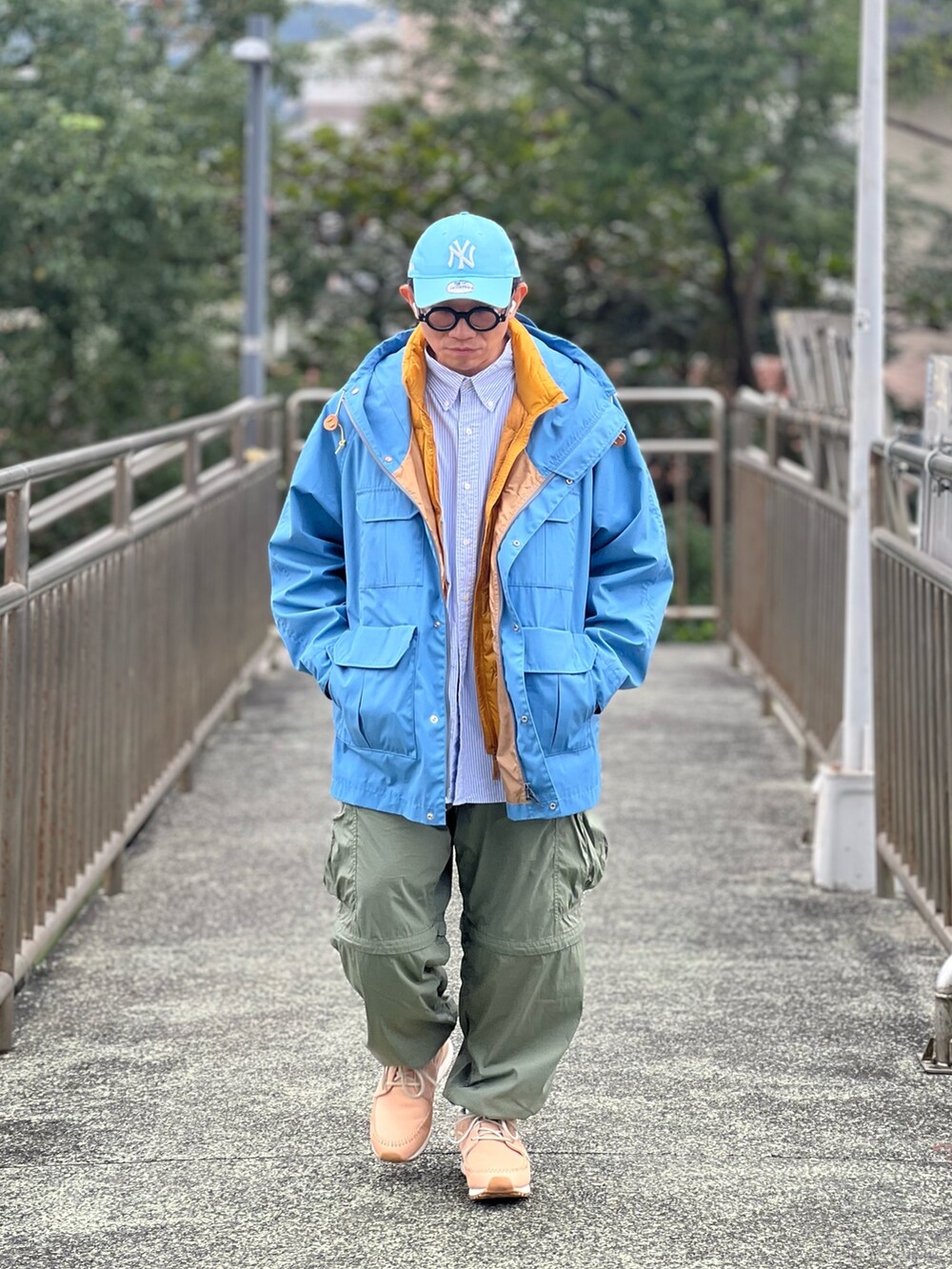 「THE NORTH FACE PURPLE LABEL、UNIQLO、BEAMS、ssz、NEW ERA、MoMA、adidas originals、END、ootd、wiwt、メガネ男子、ストリートコーデ、ファッションを楽しもう」｜「THE NORTH FACE PURPLE LABELのアイテム（トレンチコート、ブルー系）」を使った、Colorholic manさん（メンズ・172cm）の冬コーディネートの4枚目の写真