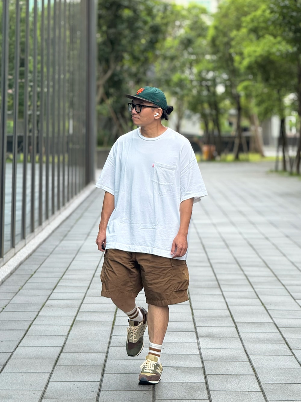 「Levi's、BEAMS、UNIQLO、New Balance、NEW ERA、ootd、wiwt、streetstyle、streetfashion、menswear」｜「Levi'sのアイテム（Tシャツ/カットソー、ホワイト系）」を使った、Colorholic manさん（メンズ・172cm）の夏コーディネートの2枚目の写真