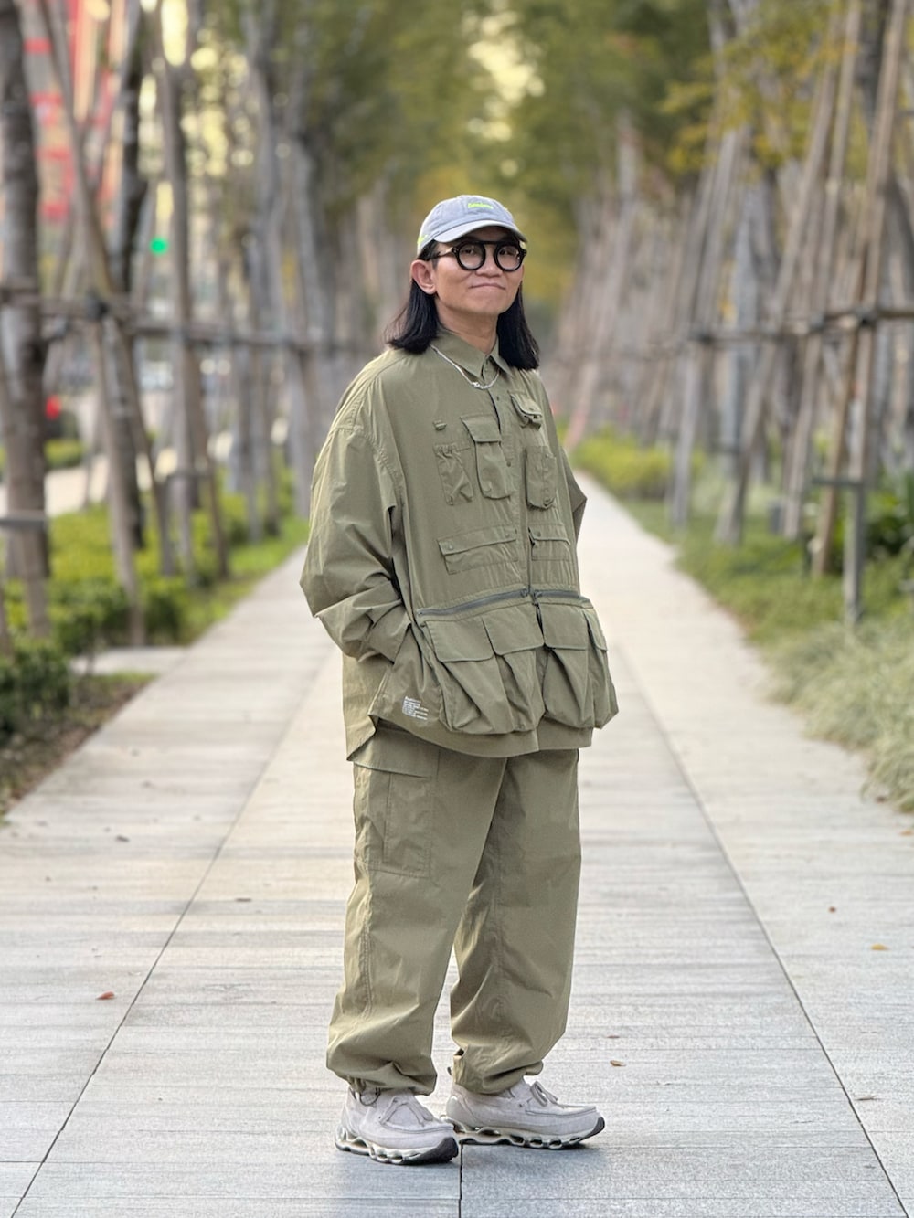 ベージュ系のシャツ/ブラウス、ベージュ系のチノパンツ、ベージュ系のスニーカーを着用したメンズの秋コーディネートの3枚目の写真