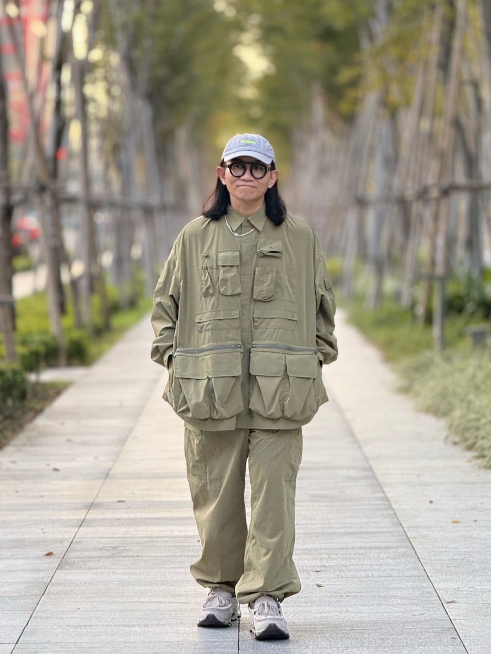 ベージュ系のシャツ/ブラウス、ベージュ系のチノパンツ、ベージュ系のスニーカーを着用したメンズの秋コーディネートの5枚目の写真