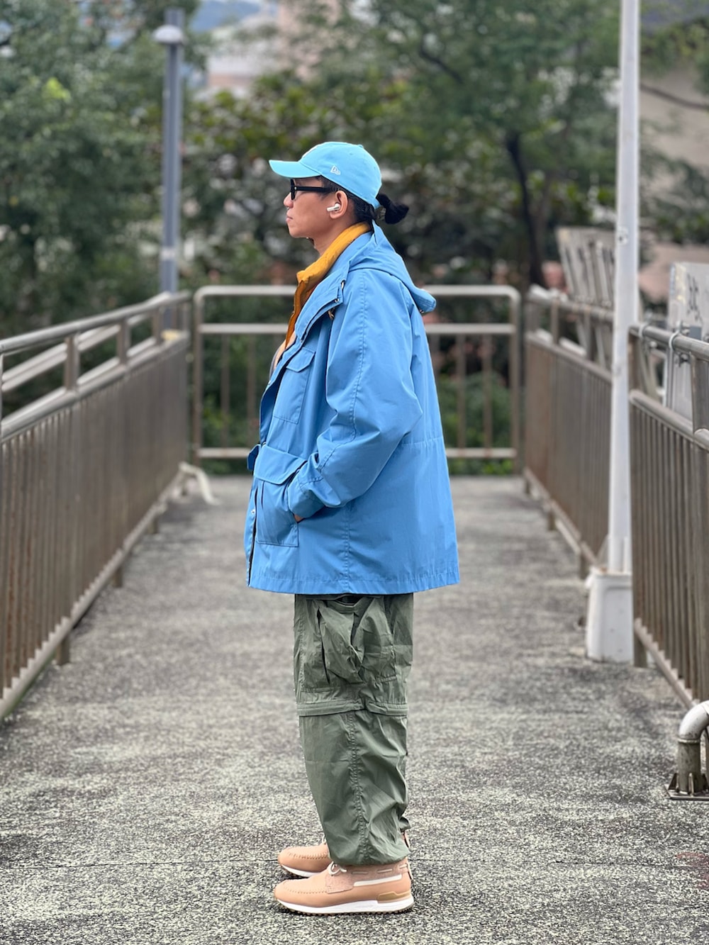 「THE NORTH FACE PURPLE LABEL、UNIQLO、BEAMS、ssz、NEW ERA、MoMA、adidas originals、END、ootd、wiwt、メガネ男子、ストリートコーデ、ファッションを楽しもう」｜「THE NORTH FACE PURPLE LABELのアイテム（トレンチコート、ブルー系）」を使った、Colorholic manさん（メンズ・172cm）の冬コーディネートの5枚目の写真