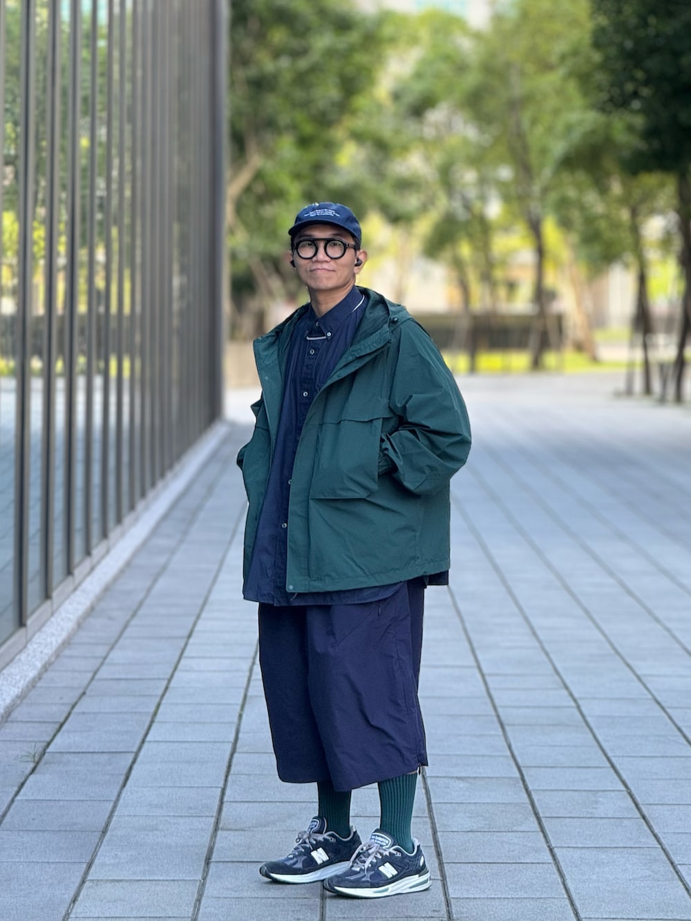 ブルー系のシャツ/ブラウス、グリーン系のマウンテンパーカー、ブルー系のカーゴパンツを着用したメンズの冬コーディネートの4枚目の写真