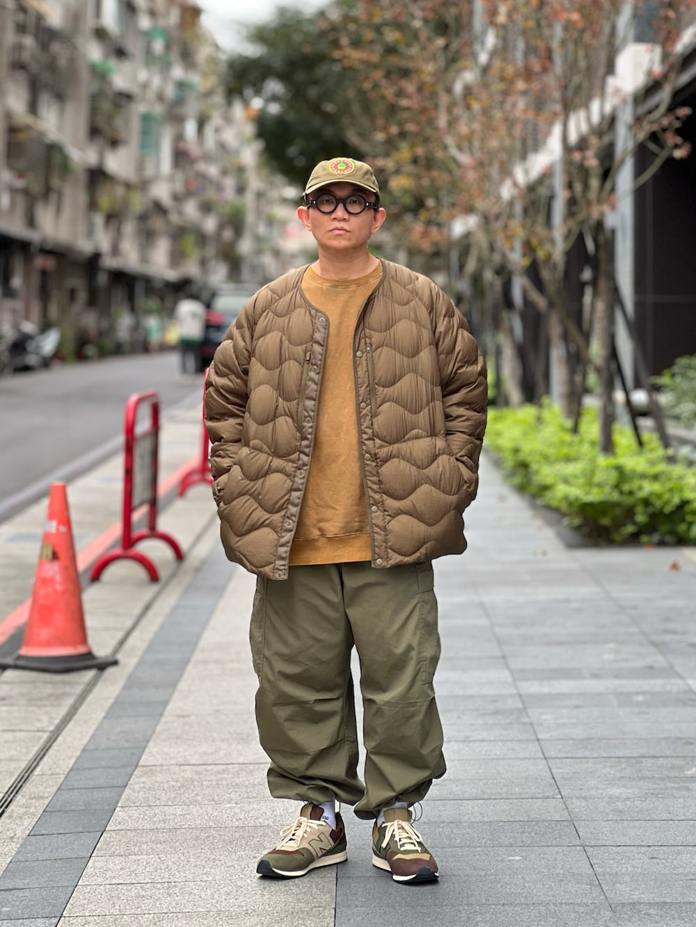 「UNIQLO、White Mountaineering、Liberaiders、GU、New Balance、BEAMS、HUMAN MADE、ootd、streetstyle、streetfashion、menswear、スニーカーコーデ、スニーカー、ミリタリー、ニューバランス」｜「Liberaidersのアイテム（スウェット、グリーン系）」を使った、Colorholic manさん（メンズ・172cm）の冬コーディネートの2枚目の写真