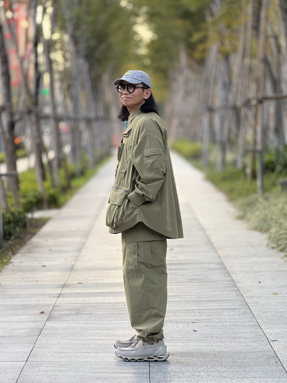 ベージュ系のシャツ/ブラウス、ベージュ系のチノパンツ、ベージュ系のスニーカーを着用したメンズの秋コーディネートの4枚目の写真