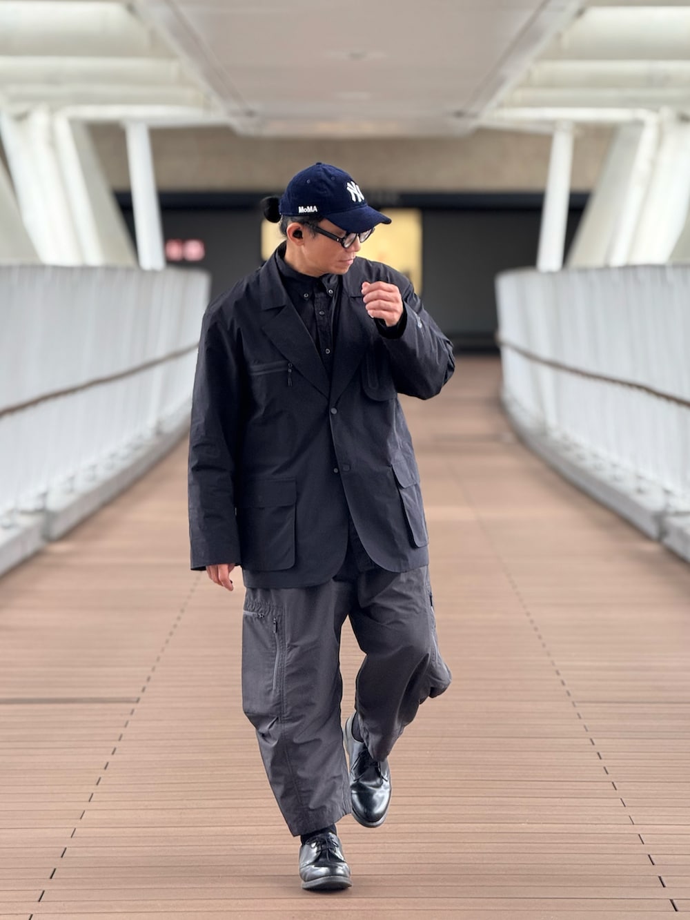 ブラック系のテーラードジャケット、グレー系のその他パンツ、ブラック系のドレスシューズを着用したメンズの春コーディネートの3枚目の写真