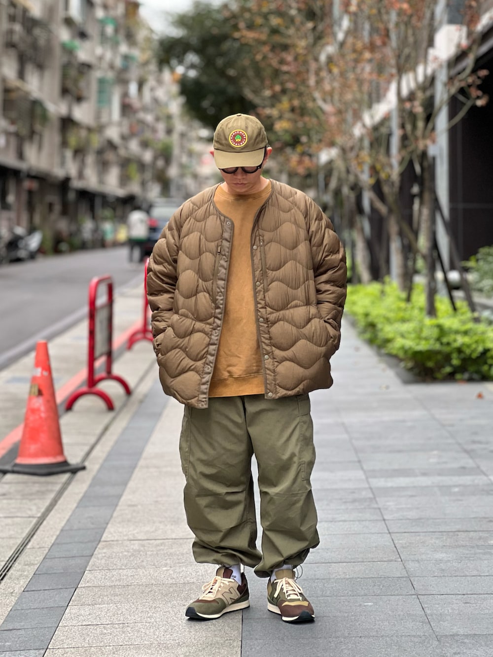 「UNIQLO、White Mountaineering、Liberaiders、GU、New Balance、BEAMS、HUMAN MADE、ootd、streetstyle、streetfashion、menswear、スニーカーコーデ、スニーカー、ミリタリー、ニューバランス」｜「Liberaidersのアイテム（スウェット、グリーン系）」を使った、Colorholic manさん（メンズ・172cm）の冬コーディネートの3枚目の写真