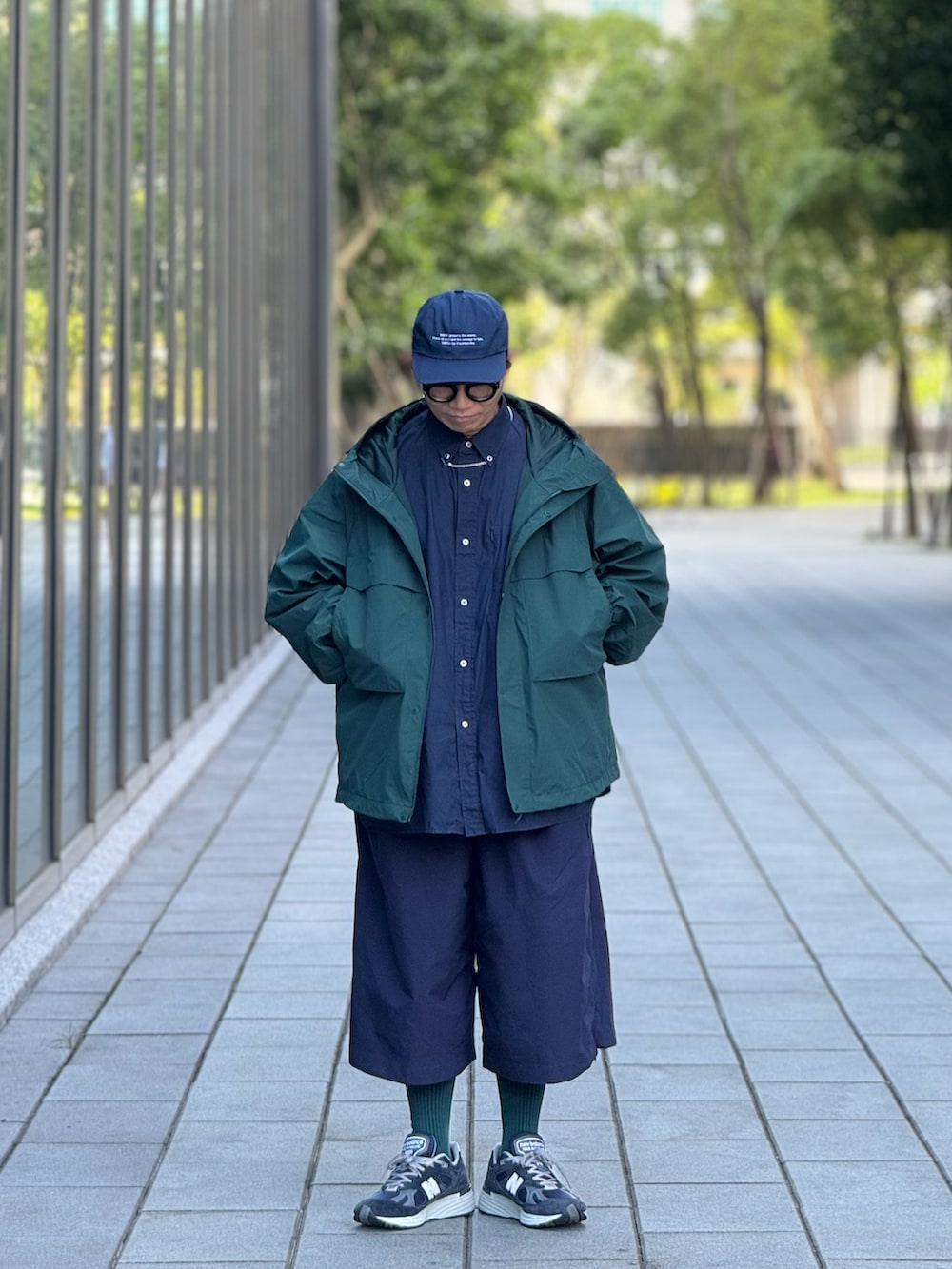 ブルー系のシャツ/ブラウス、グリーン系のマウンテンパーカー、ブルー系のカーゴパンツを着用したメンズの冬コーディネートの3枚目の写真