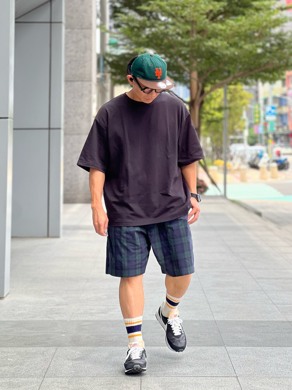 「UNIQLO、BEAMS、NIKE、NEW ERA、ootd、streetstyle、streetfashion、menswear、ストリートコーデ、スニーカーコーデ、スニーカー、ストリート」｜「BEAMSのアイテム（その他パンツ、グリーン系）」を使った、Colorholic manさん（メンズ・172cm）の夏コーディネートの4枚目の写真