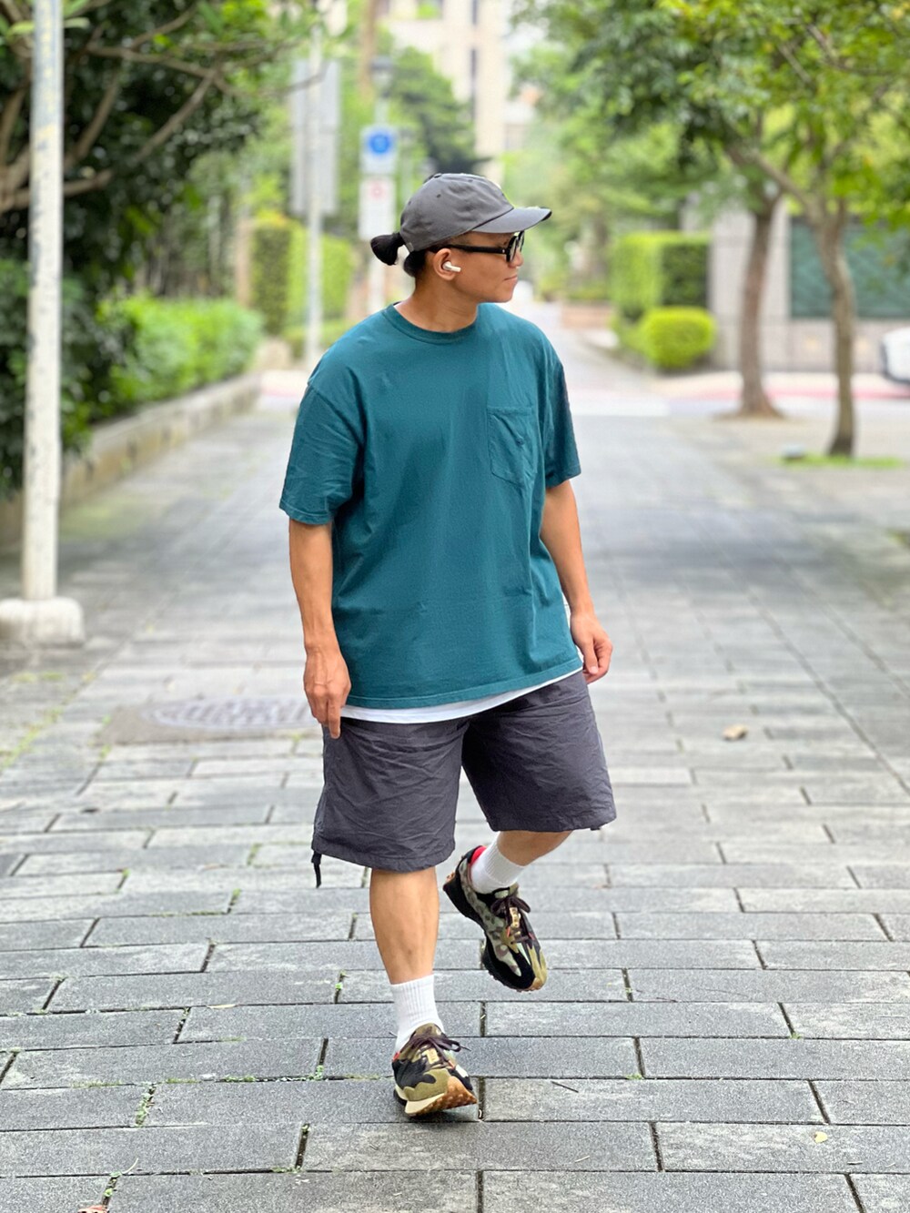 「THE NORTH FACE PURPLE LABEL、Anglan、New Balance、ootd、wiwt、streetstyle、streetfashion、menswear、夏コーデ、シンプルコーデ、夏ファッション、お洒落さんとつながりたい、スニーカーコーデ、アウトドア/アスレジャー、Tシャツコーデ」｜「THE NORTH FACE PURPLE LABELのアイテム（Tシャツ/カットソー、グリーン系）」を使った、Colorholic manさん（メンズ・172cm）の夏コーディネートの3枚目の写真