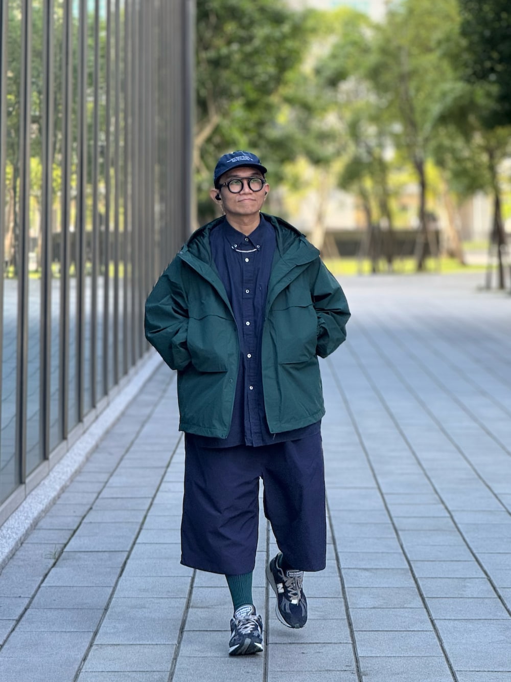 ブルー系のシャツ/ブラウス、グリーン系のマウンテンパーカー、ブルー系のカーゴパンツを着用したメンズの冬コーディネートの2枚目の写真