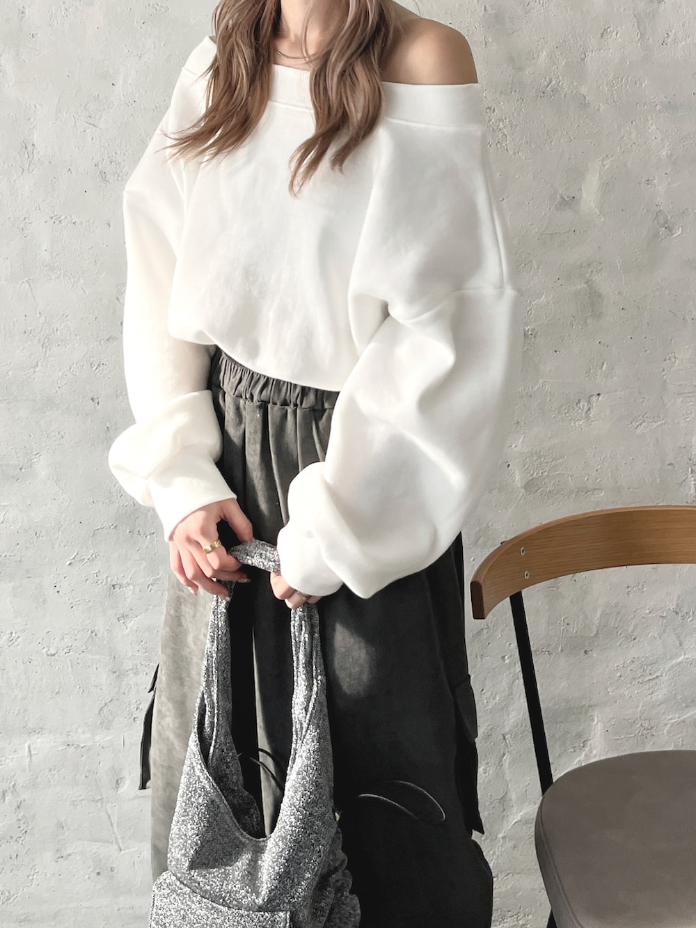 「カジュアルスタイル、ラフコーデ、冬、マイベストコーデ2024、ニット帽、スカート、オフショル」｜「Fluggeのone shoulder sweat/ワンショルダースウェット（スウェット、ホワイト系）」を使った、Nanamiさん（レディース・156cm）の冬コーディネートの2枚目の写真